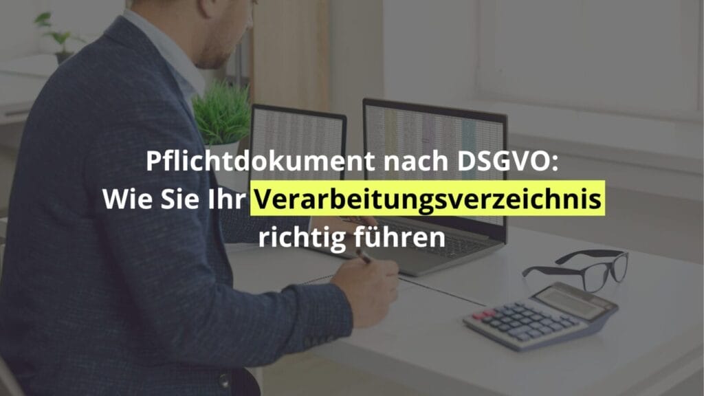 Mann arbeitet am Laptop mit DSGVO-Dokument.