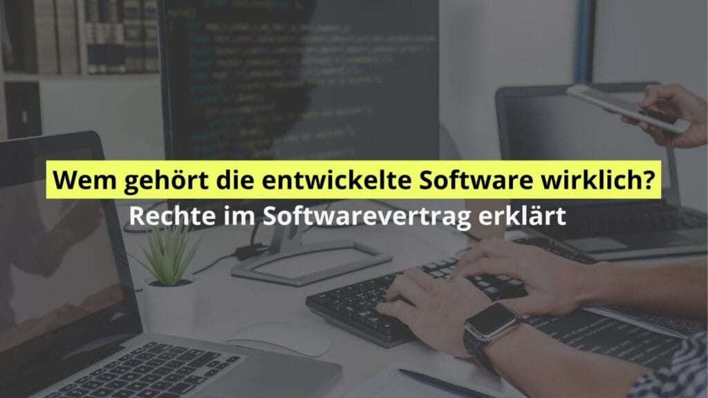 Programmierer arbeitet am Computer mit Codeanzeige
